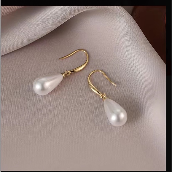 Pearl Waterdrop Gold Drop Earrings - Picture 1 of 5